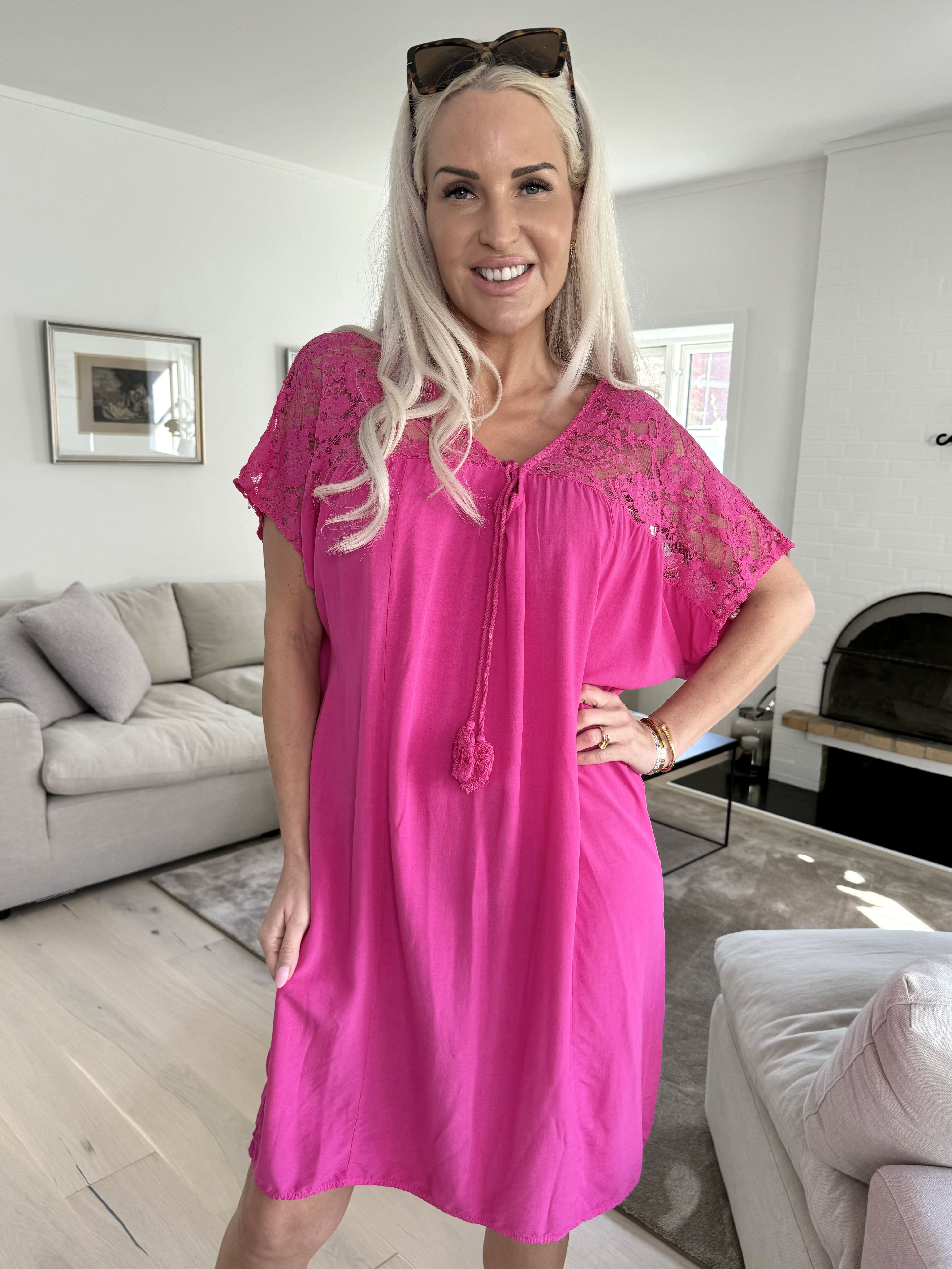 Martina - Söt klänning med spetstopp